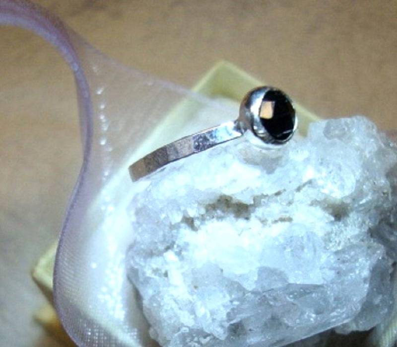 Ring Schwarzer Spinell - Recyceltes Sterling Silber, Gold Filled Oder Massivgold | Rose, Gelb, Weiss Natürlicher Rose Cut Edelstein Jede Größe von ApacheMoon