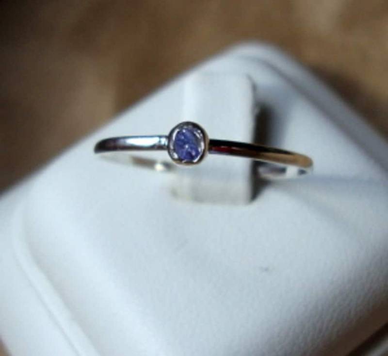 Ring Teeny Tansanit .03Ct. Aus Recyceltem 925Er Silber - Hergestellt in Deiner Größe Purpur Blau Stacker von ApacheMoon