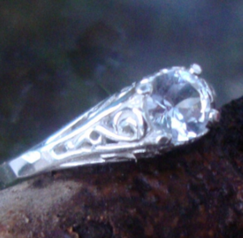 Ring Weißer Saphir Valerie Filigraner Ring - Massives Sterling Silber Mit Fair Trade .5Ct Natürlichem Ring Weißer Saphir Valerie Filigraner Ring - Massives Sterling Silber Mit Fair Trade .5Ct Natürlichem von ApacheMoon