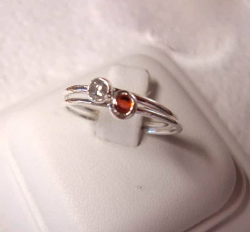 Ein Paar Ringe Mit Saphir Steinen - Recyceltes Sterling Silber Sonderanfertigung in Ihrer Größe Orange Weiß von ApacheMoon