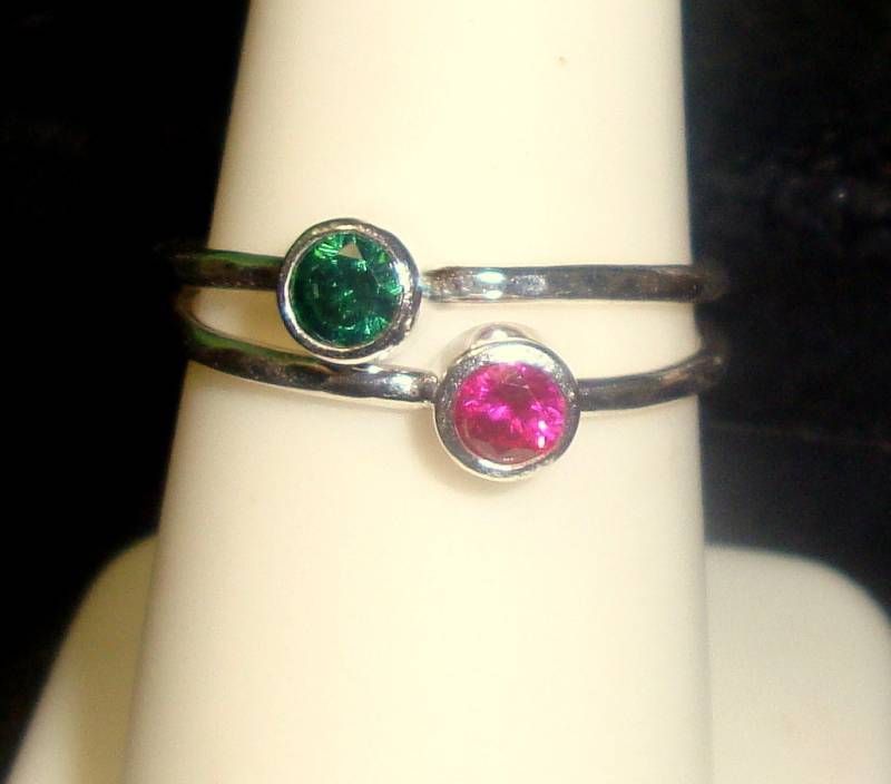 Rings Set Von 2 Tube Lünette 4 Mm Rot, Grün - Eco Freundliches Sterling Silber Aus Recycelten Quellen Peace Mai Juli Geburtssteine von ApacheMoon