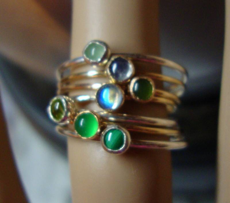 Ringstapel Von 7 Grünen Dünnen 3 Mm Regenbogen Mondstein, Aventurin, Jade, Peridot, Malachit, Chalcedon - Größe 5.5 Bis 6 von ApacheMoon