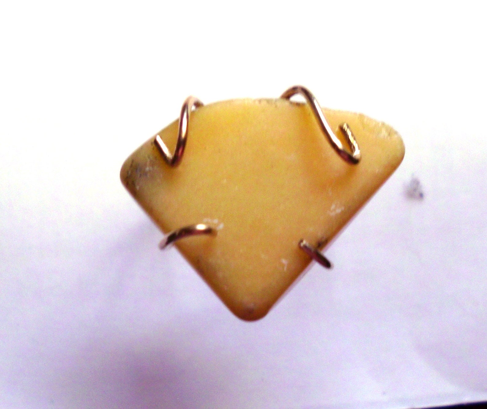 Rohe Gelbe Jade Eingefasst in Gelbgold Filled Krappen. Größe 6 Bereit Zum Versand - 18 X 24 Mm Nur Eine Wie Es. Minimal Schlicht Brutalistisch. Ich von ApacheMoon