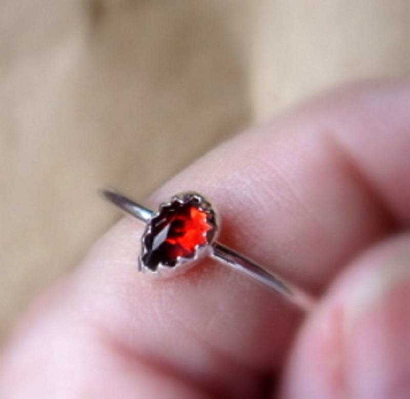 Roter Granat Ring in 925 Sterling Silber Gefasst - Deiner Größe Hergestellt von ApacheMoon