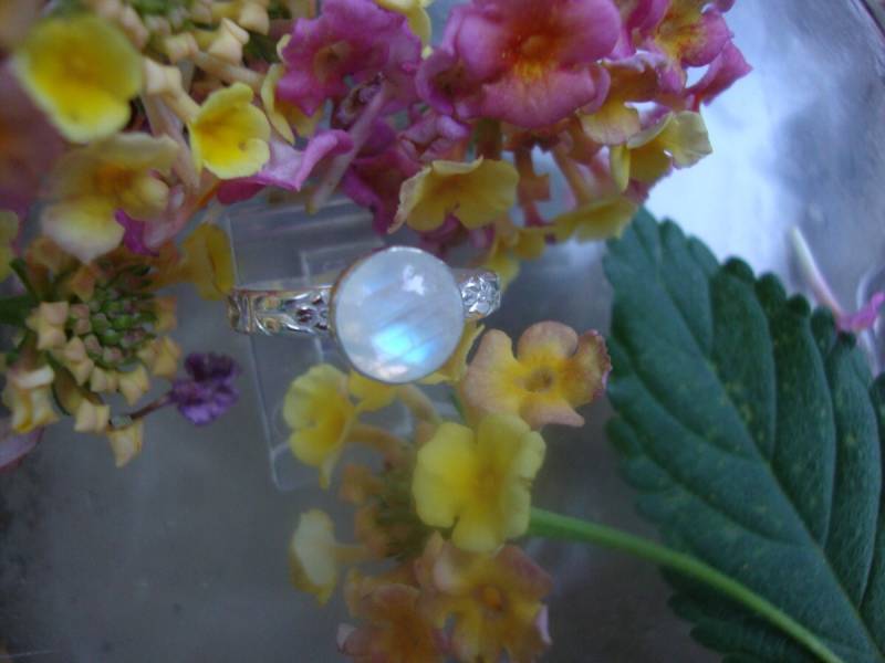 Schlichter Regenbogen Mondstein Ring Schlicht Blau Feminin Aus 925 Sterling Silber Recycelt - Nach Maß in Ihrer Größe 7 Mm Freude An Der von ApacheMoon