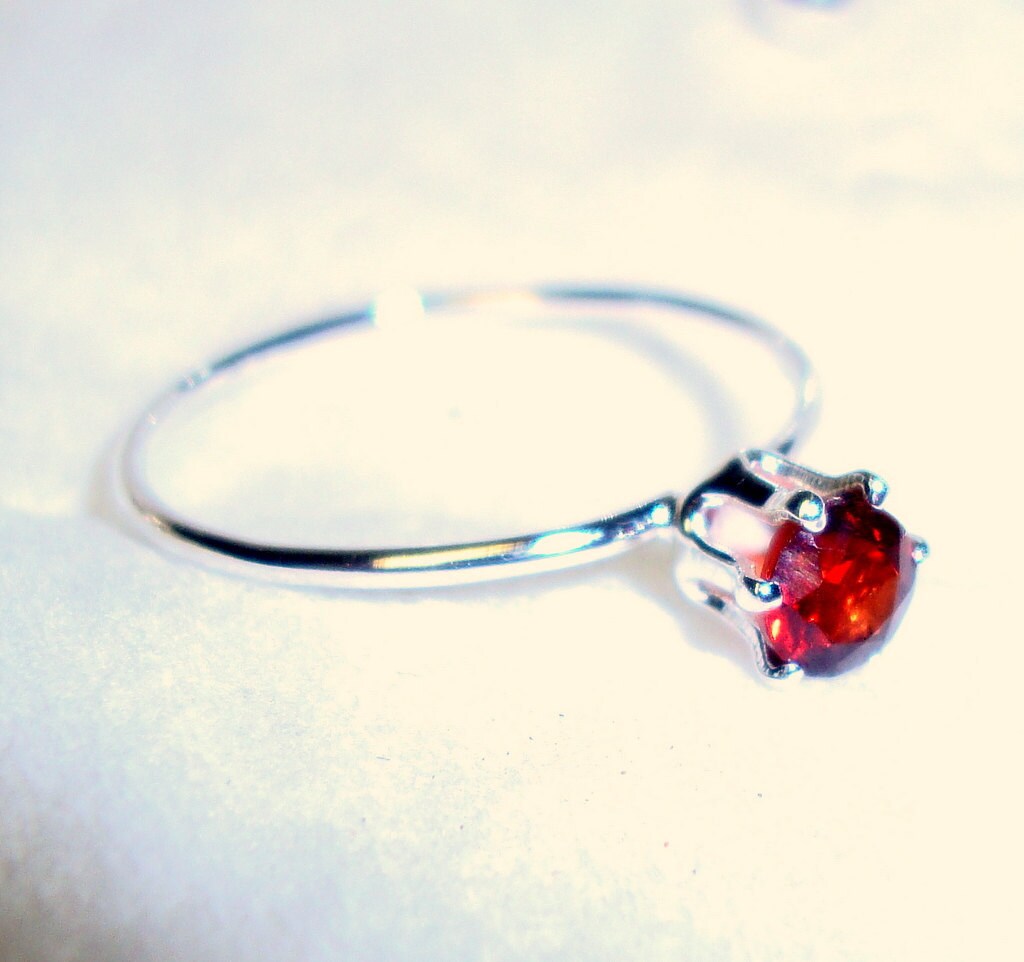 Spicy Ring Dunkelroter Granat - 3 Mm, 4 5 6 Mm Sterling Silber Aus Recycelten Quellen Nach Maß in Ihrer Größe Januar Geburtsstein von ApacheMoon