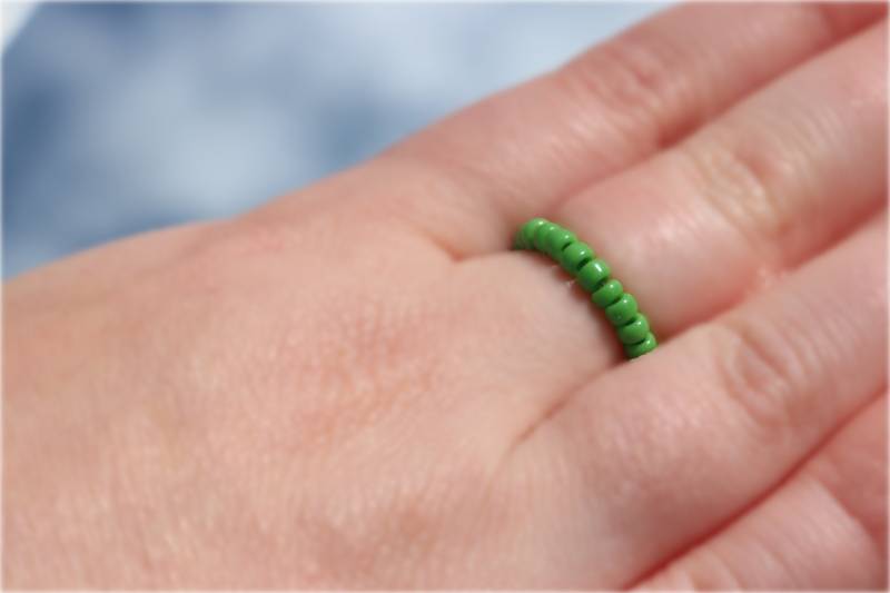 Grüner Perlen Stretch Ring Handarbeit von ApathyJewellery