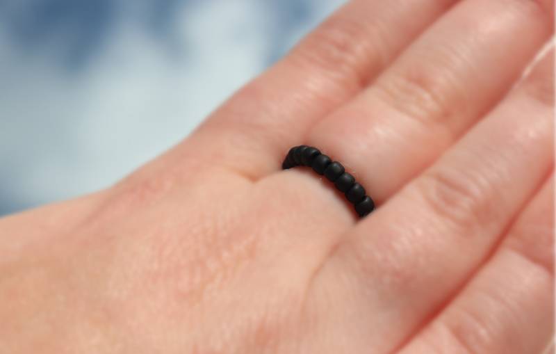 Matt Schwarzer Perlen Stretch Ring Handarbeit von ApathyJewellery