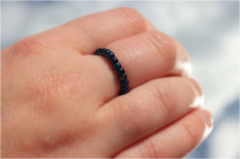 Oil Slick Regenbogen Perlen Stretch Ring Handarbeit von ApathyJewellery