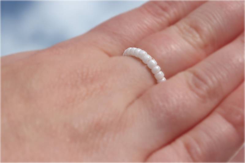 Perlen Weißer Stretch Ring Handarbeit von ApathyJewellery