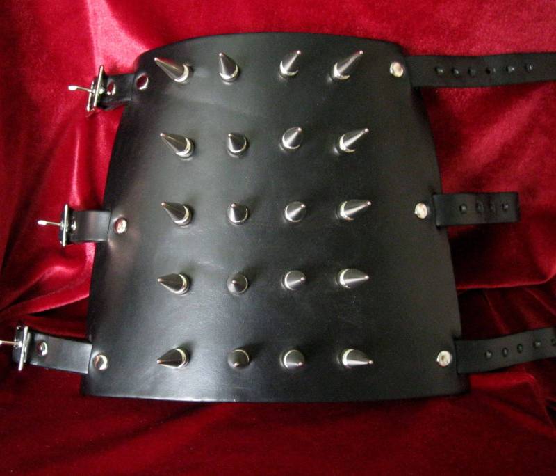 Großer Schwarzer Leder-Handschuh Mit 20 Langen Spikes von ApeLeather