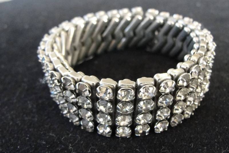Vintage 1960Er 4 Bar Expandierbares Strass Armband Vintage 1960Er 4 Bar Expandierbares Strass Armband von Apeekinthepast