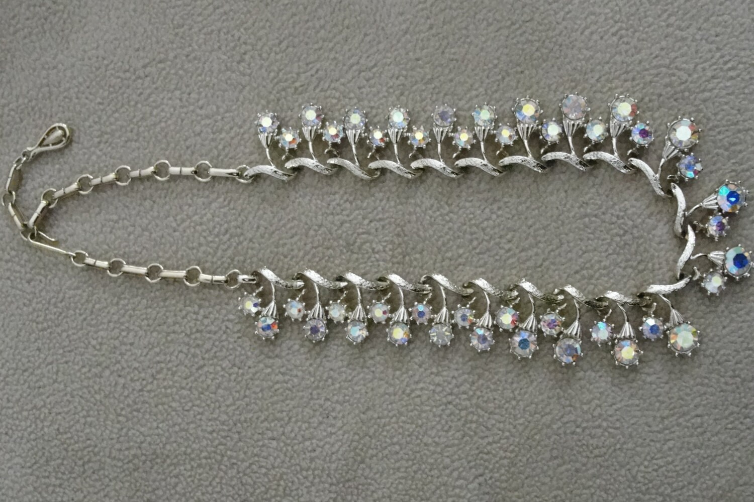 Vintage Coro Aurora Borealis Strass Halskette von Apeekinthepast