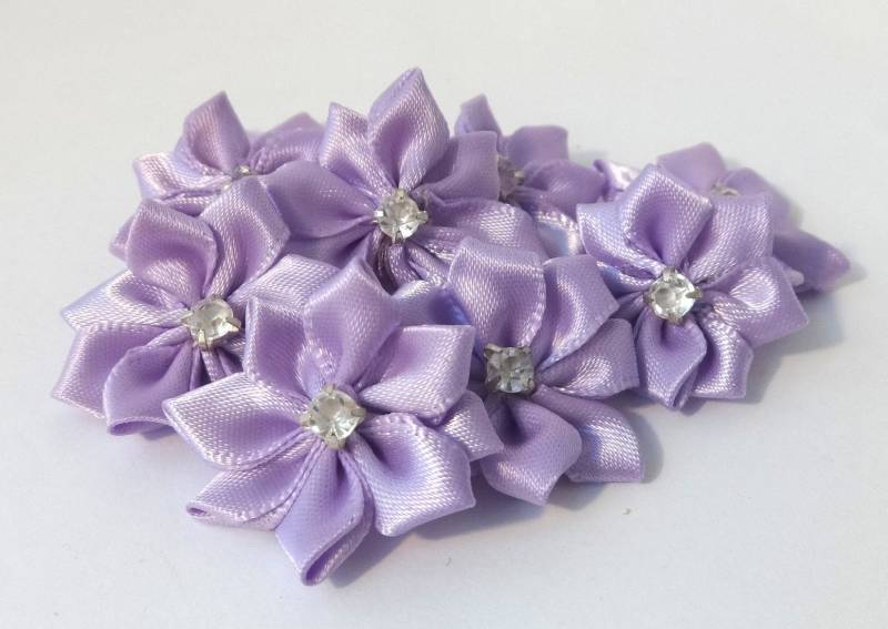 10 Satin Blumen Strass Lila 30 Mm Blumenköpfe Satinblumen Streudeko Applikationen Bastseln Deko Tischdeko Taufe Hochzeitskleid Kleid Flieder von ApfelblueteShopDE