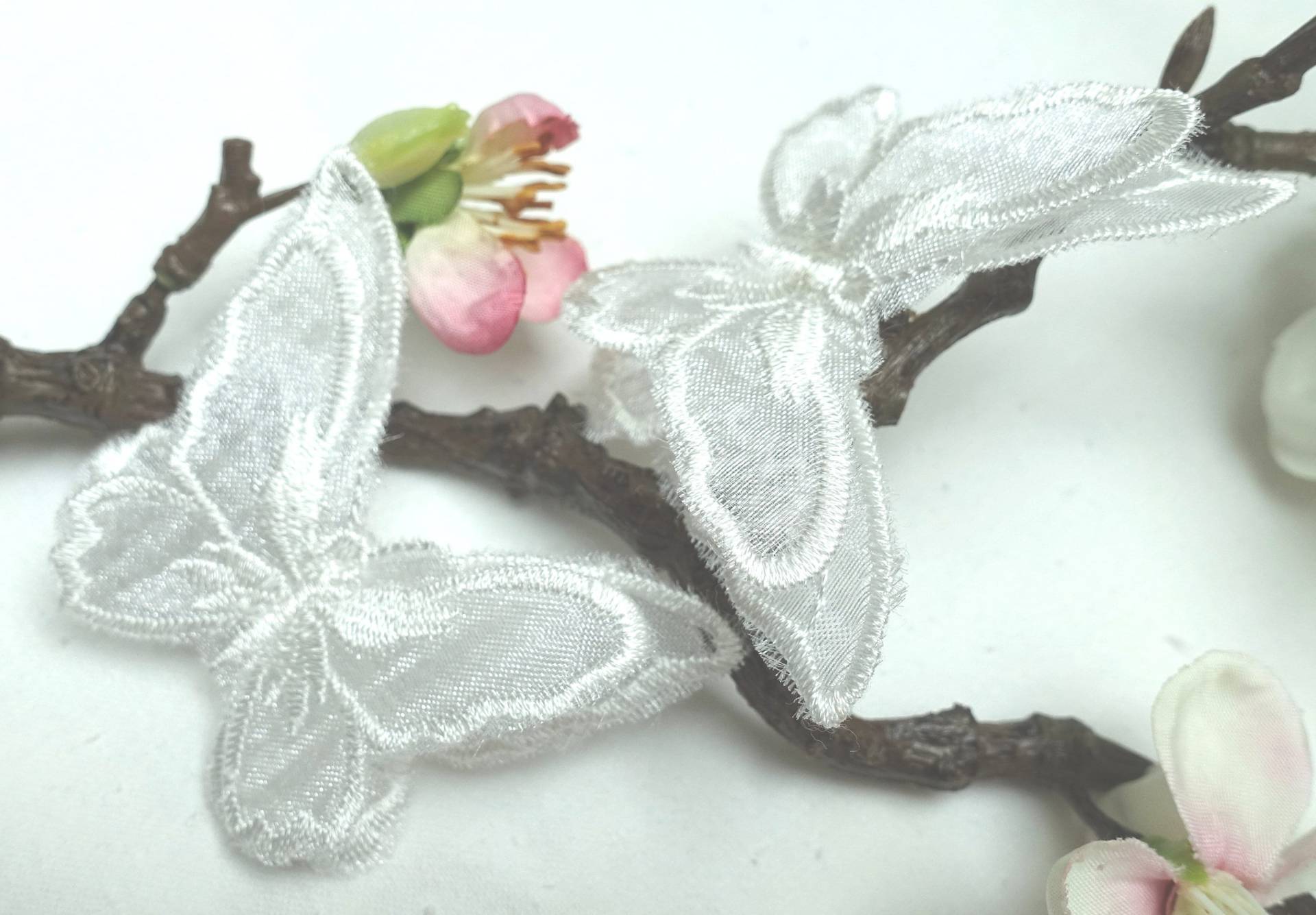 2 Stück 6x5cm 3D Schmetterlinge Spitze Applikation Schmetterling Applikationen Patch Organza Stickerei Butterfly Nähen Weiß White 2 Stück 6x5cm 3D Schmetterlinge Spitze Applikation Schmetterling Applikationen Patch Organza Stickerei Butterfly Nähen Weiß White von ApfelblueteShopDE