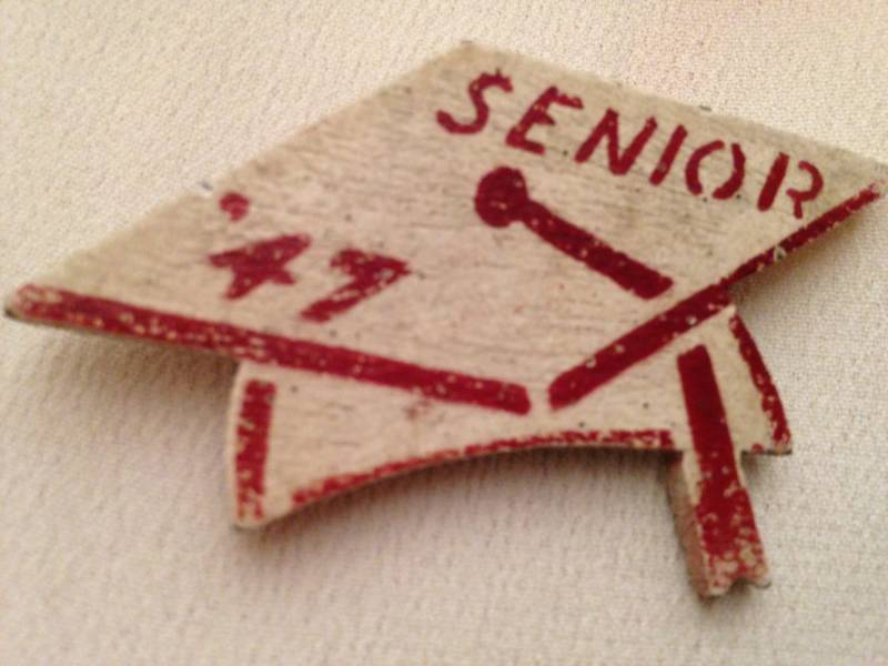 Vintage 1947 Graduation Cap Pin Handbemalte Holzbrosche von AphroditesAntiques