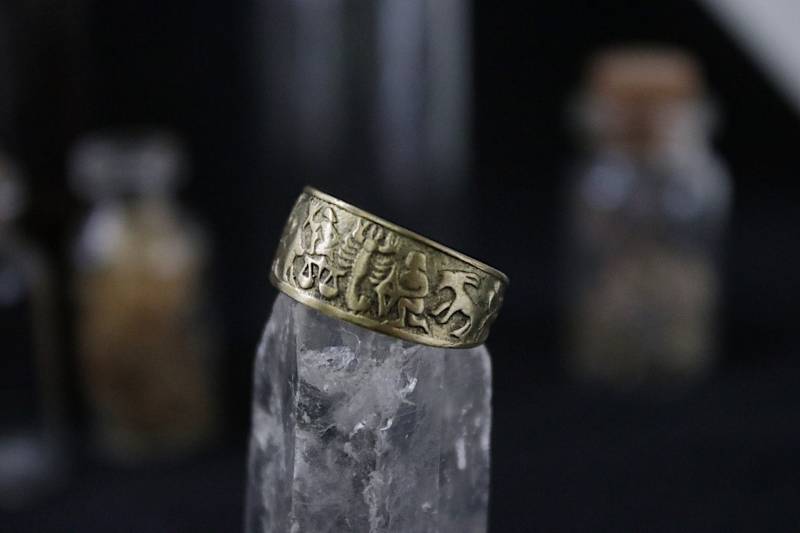 Sternzeichen Messing Astrologie Ring, Einstellbare Sterne-Zeichen Handschmuck von ApolinarasJewellery