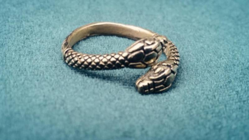 Verstellbarer Zweiköpfiger Ring Aus Messing Im Antiken Stil von ApolinarasJewellery