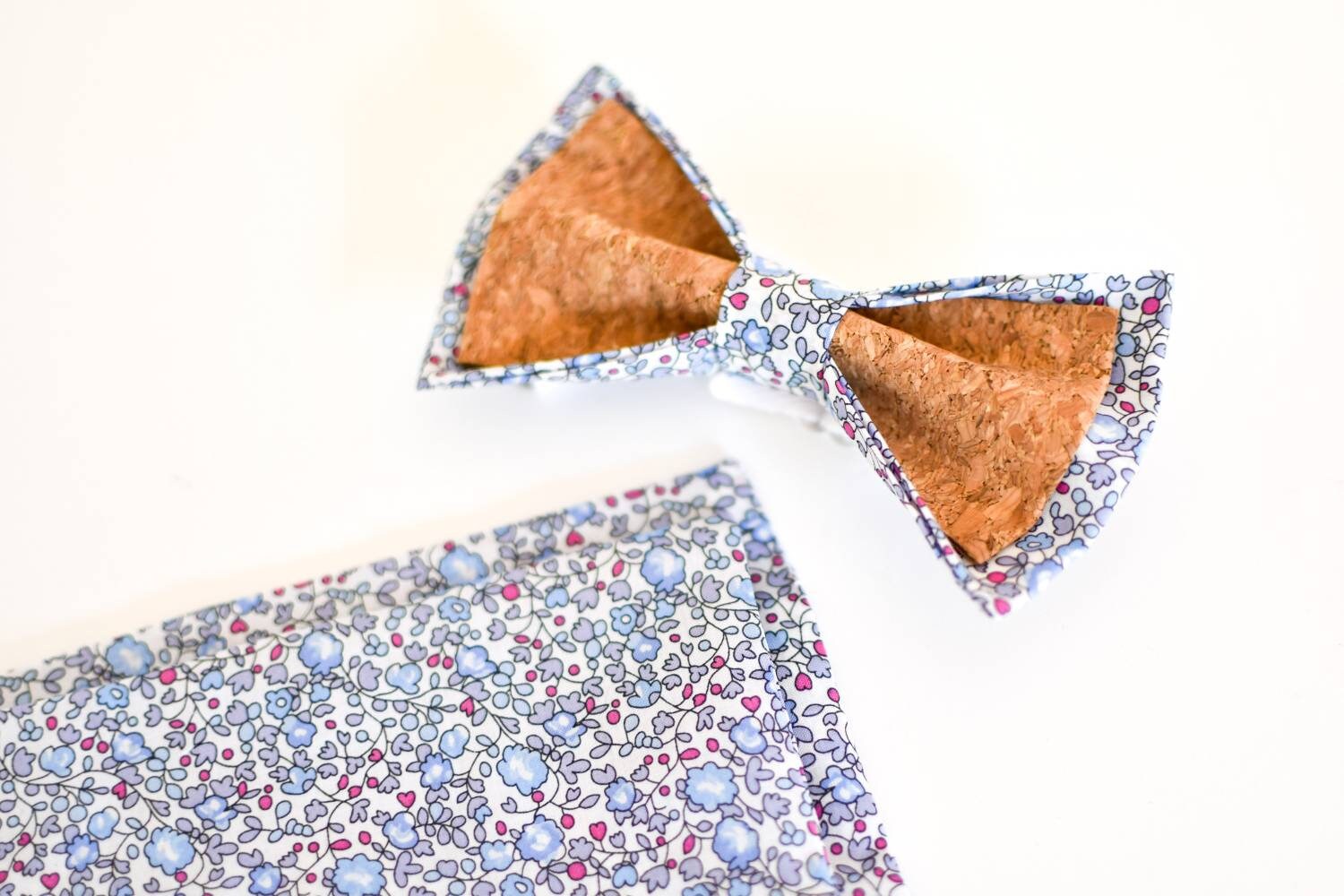 Himmelblaue Und Rosa Liberty Eloïse Korkfliege Blumen, Herbst-Boho-Landkind-Hochzeitsgeschenk-Baby von ApollonLesPapillons