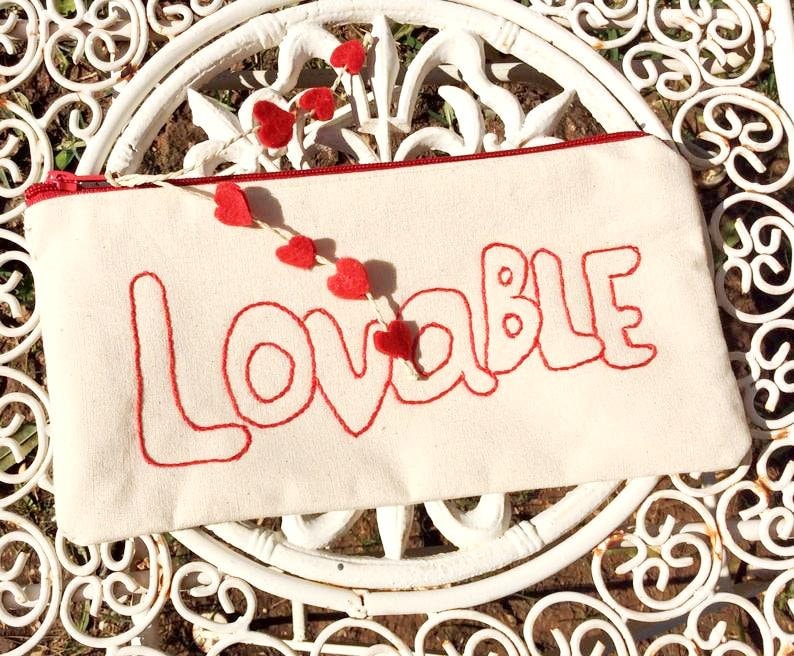 Handgefertigte Bestickte Kosmetiktasche "Lovable' Spruch, Rote Herzen Quaste von Apopsis