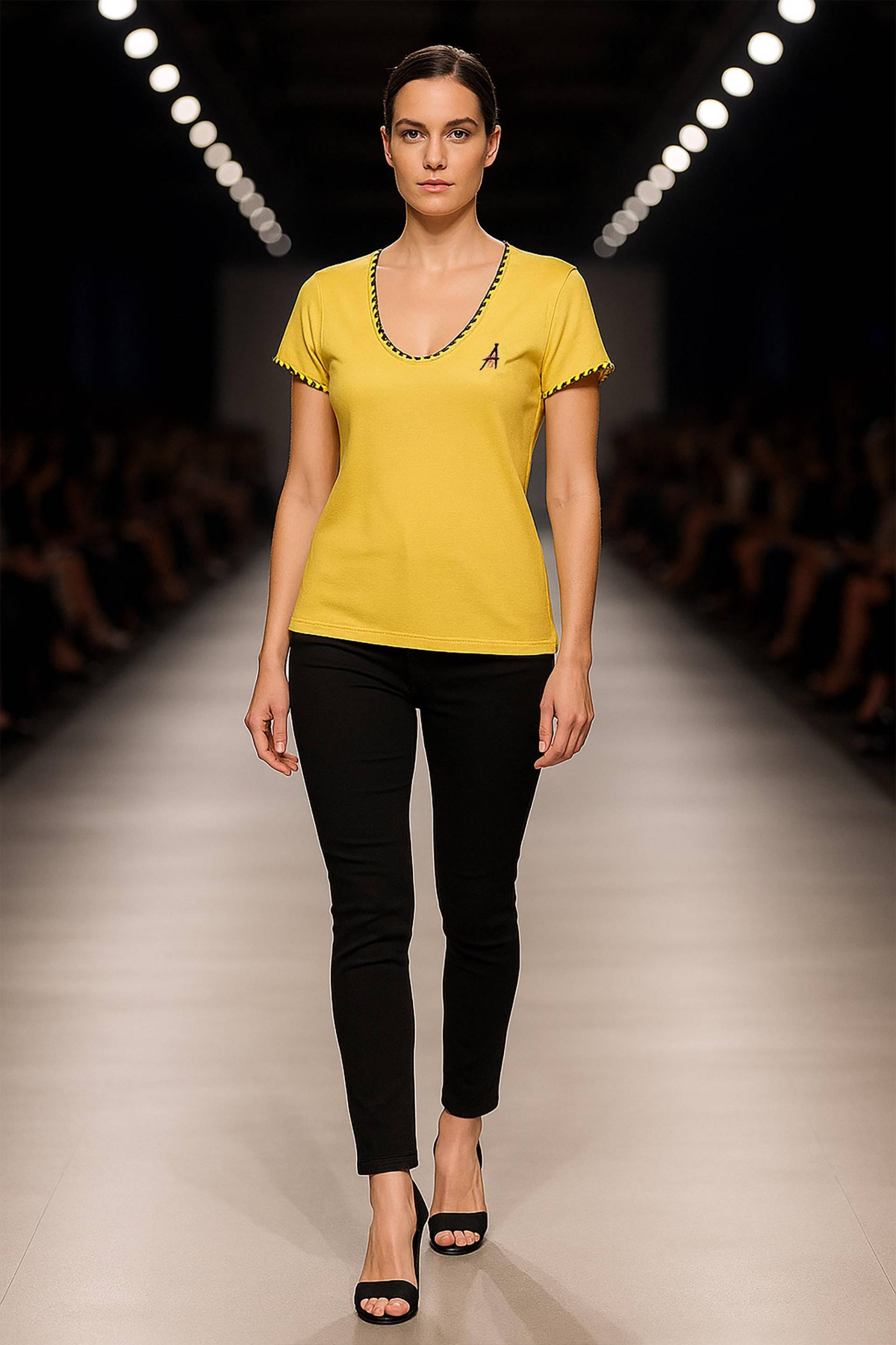 Designer Damen Skinny Fit Poloshirt Gelb - Baumwolle T-Shirt, Einzelstück Mit Tiefem Ausschnitt & Gesticktem Logo Apostel13/13 I Am A God von Apostel13