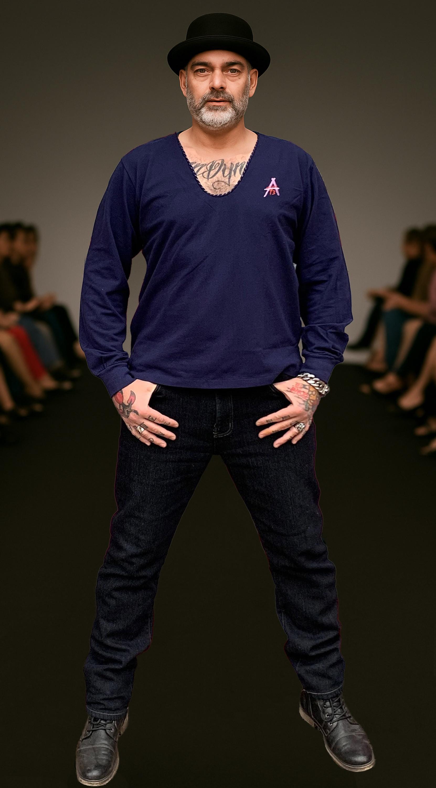 Designer Herren Langarmshirt Navy - Handmade Tiefer V-Ausschnitt, Stickerei-Logo Apostel13, Upcycling Berlin Streetwear von Apostel13