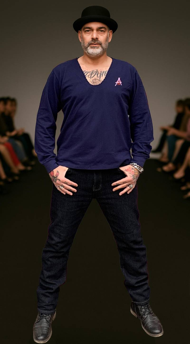 Designer Herren Langarmshirt Navy - Handmade Tiefer V-Ausschnitt, Stickerei-Logo Apostel13, Upcycling Berlin Streetwear von Apostel13