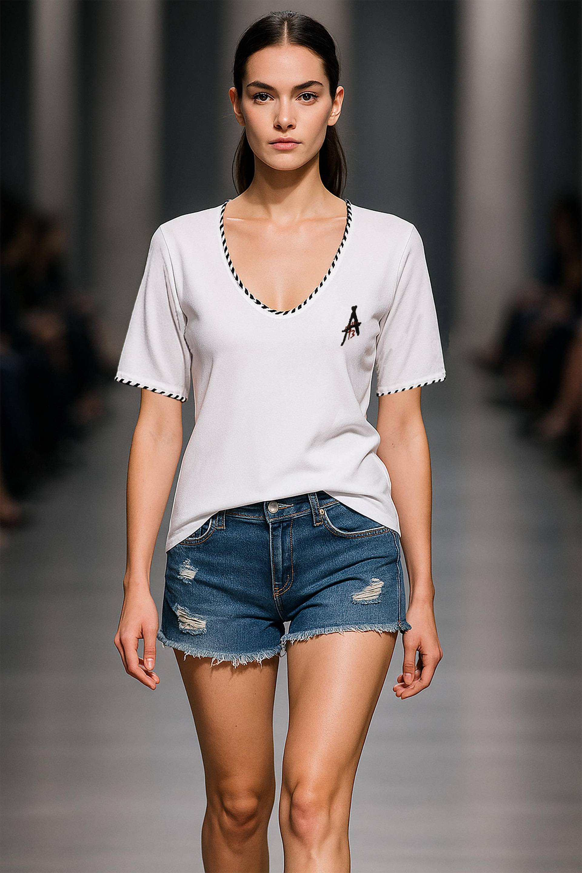 Oversize Weißes Damen Skinny-Fit Polo-T-Shirt Mit Ellenbogen-Ärmeln, Handgemachtem Tiefem Ausschnitt & Gesticktem Logo Apostel13/I Am God von Apostel13