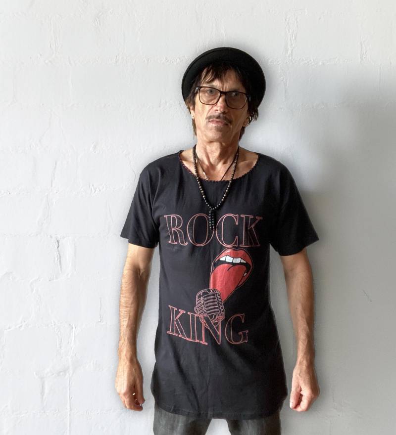 Unisex Classic Urban Schwarz T-Shirt Mit Handgemachtem Tiefem Halsausschnitt Und Druckmotiv Rock King Mund Zunge Rolling Stones Style von Apostel13