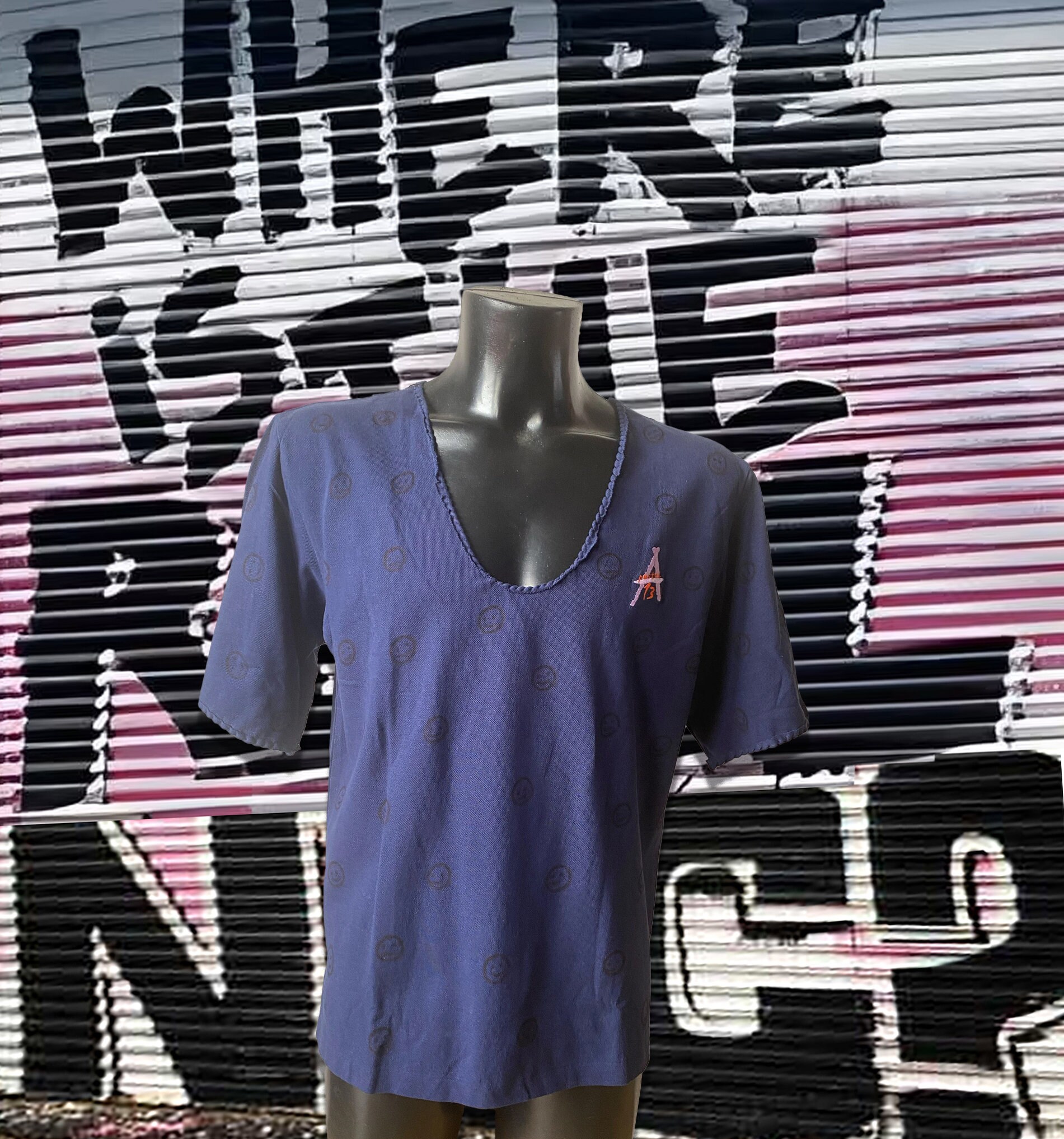 Unisex Navy Smiley T-Shirt Mit Ellenbogen-Arm, Lässiger Passform, Handgemachtem Tiefem Ausschnitt Und Gesticktem Logo Apostel13 von Apostel13