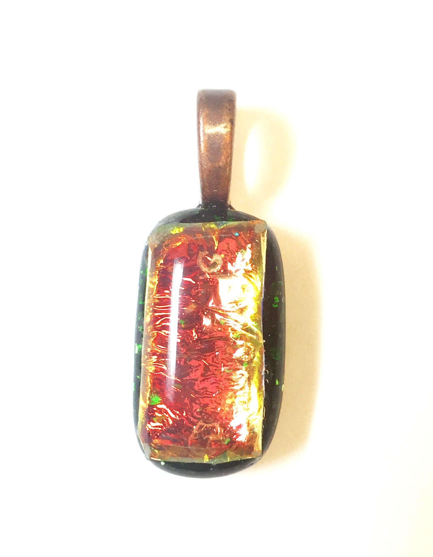 Geheimnisvoller "G" Dichroic Anhänger Aus Geschmolzenem Glas Geheimnisvoller "G" Dichroic Anhänger Aus Geschmolzenem Glas von AppArtGallery
