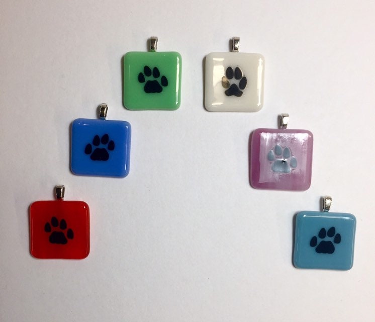 Mini Paw Print Anhänger Geschmolzene Glas Halskette Mini Paw Print Anhänger Geschmolzene Glas Halskette von AppArtGallery