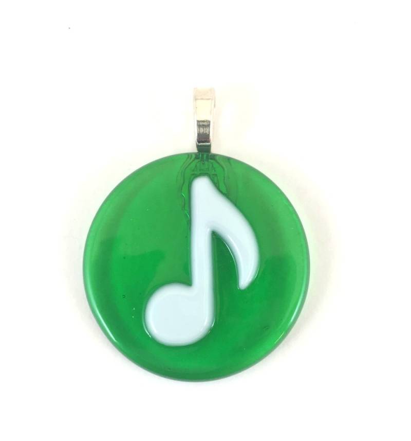 Musik Acht Hinweis Weiß Auf Grün Fusing Glas Anhänger Mit Halskette Musik Acht Hinweis Weiß Auf Grün Fusing Glas Anhänger Mit Halskette von AppArtGallery