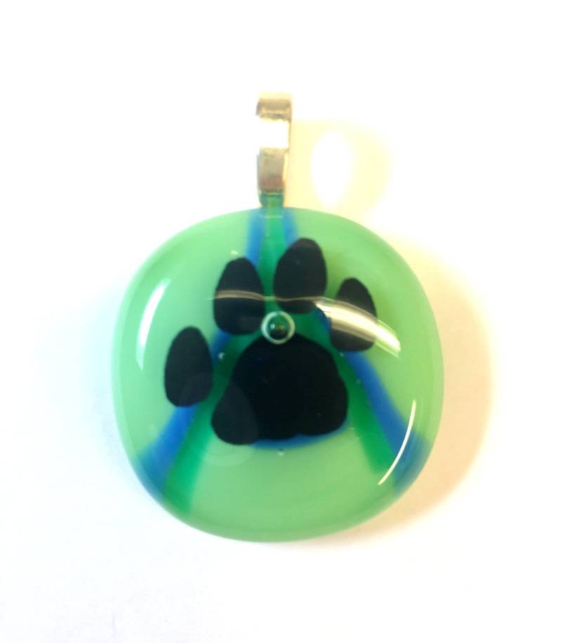Pfötchen-Abdruck Auf Grünem Glass Fusing Anhänger Pfötchen-Abdruck Auf Grünem Glass Fusing Anhänger von AppArtGallery