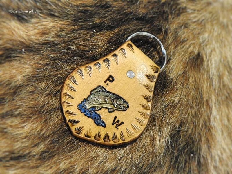 Custom Leder Forelle Schlüsselanhänger Mit Initialen von AppaloosaLeather