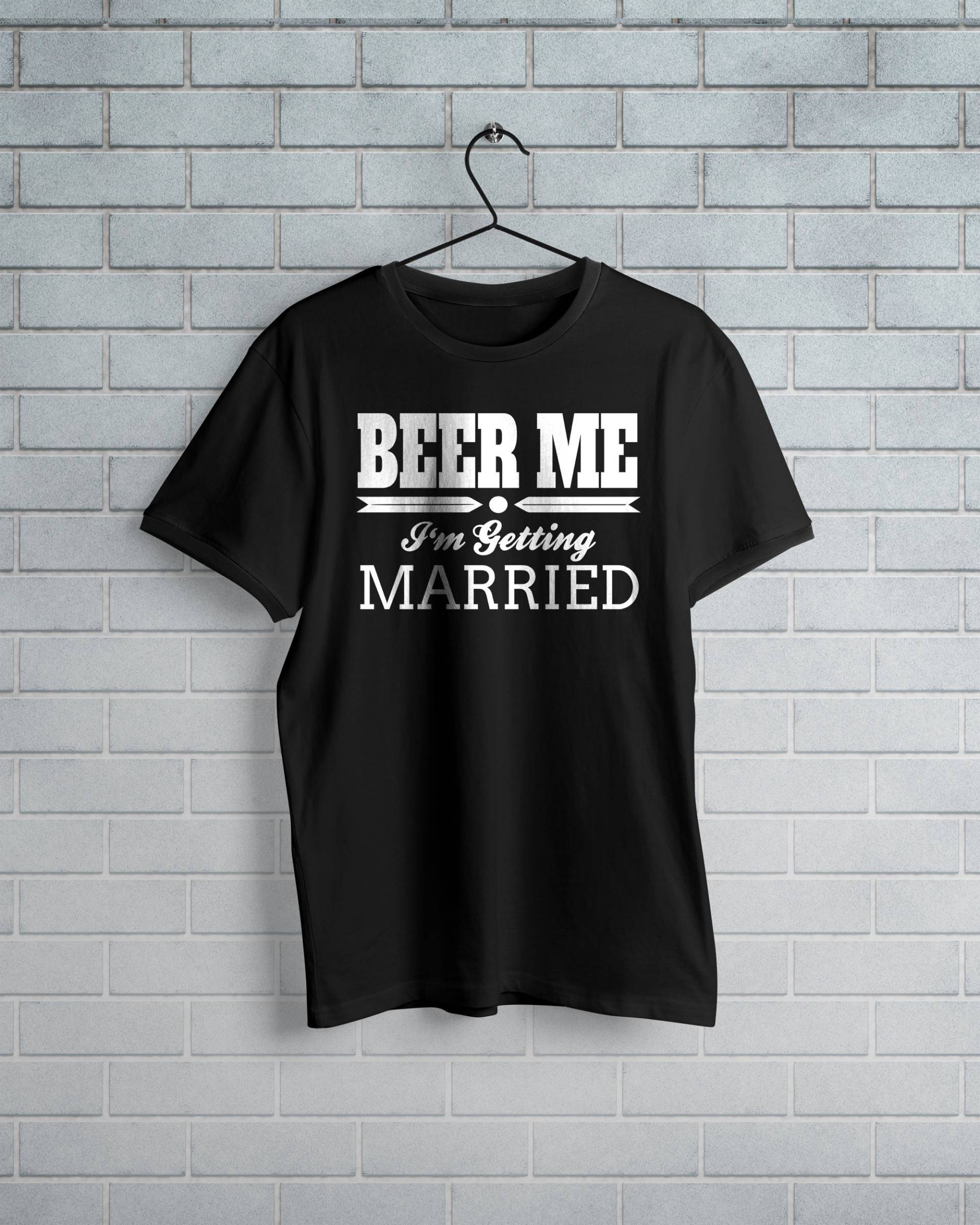 Beer Me Ich Heirate Braut Bräutigam Hochzeitsgeschenk Trauzeugen Junggesellenabschied Kurzarm Unisex T-Shirt Beer Me Ich Heirate Braut Bräutigam Hochzeitsgeschenk Trauzeugen Junggesellenabschied Kurzarm Unisex T-Shirt von ApparelSense