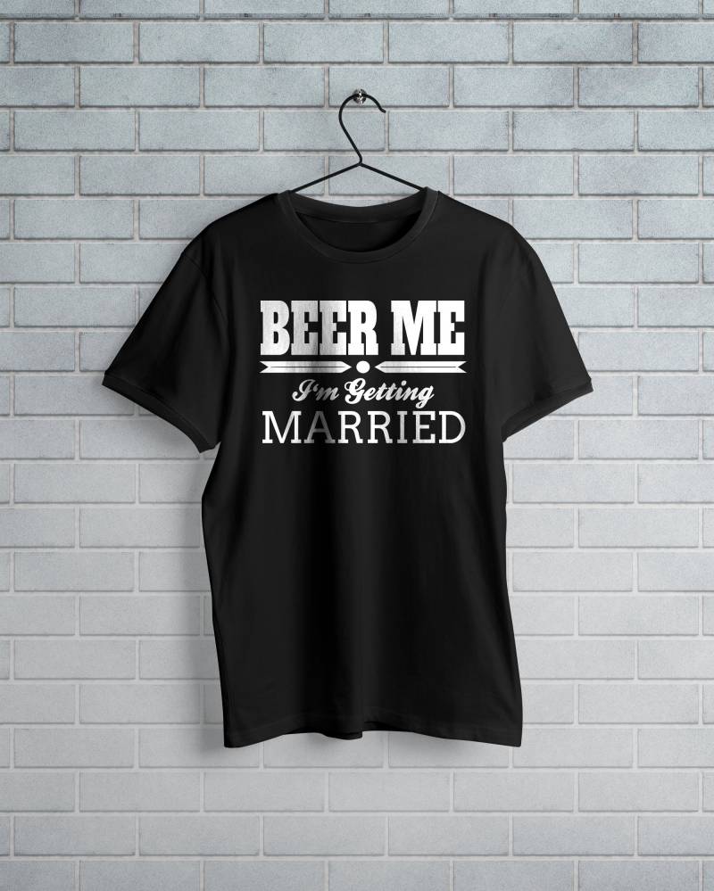 Beer Me Ich Heirate Braut Bräutigam Hochzeitsgeschenk Trauzeugen Junggesellenabschied Kurzarm Unisex T-Shirt Beer Me Ich Heirate Braut Bräutigam Hochzeitsgeschenk Trauzeugen Junggesellenabschied Kurzarm Unisex T-Shirt von ApparelSense
