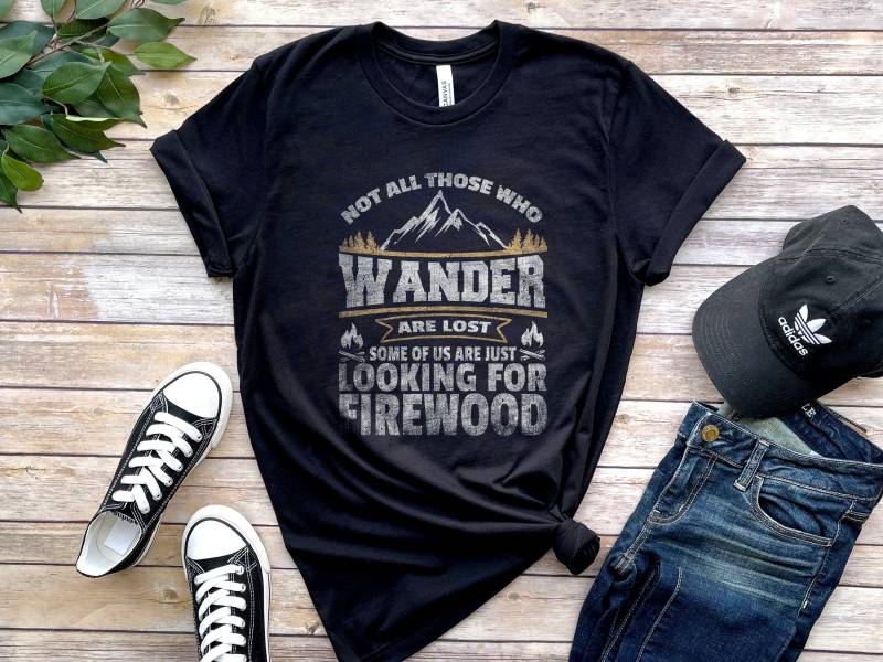 Lustiges Camping T-Shirt Auf Der Suche Nach Feuerholz, Unisex Outdoor T-Shirt von ApparelSense