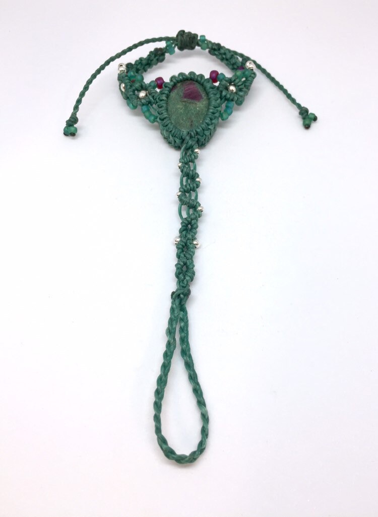 Ruby Fuschit-Handamulett Ruby Fuschit-Handamulett von ApparentlyKnotJwlry