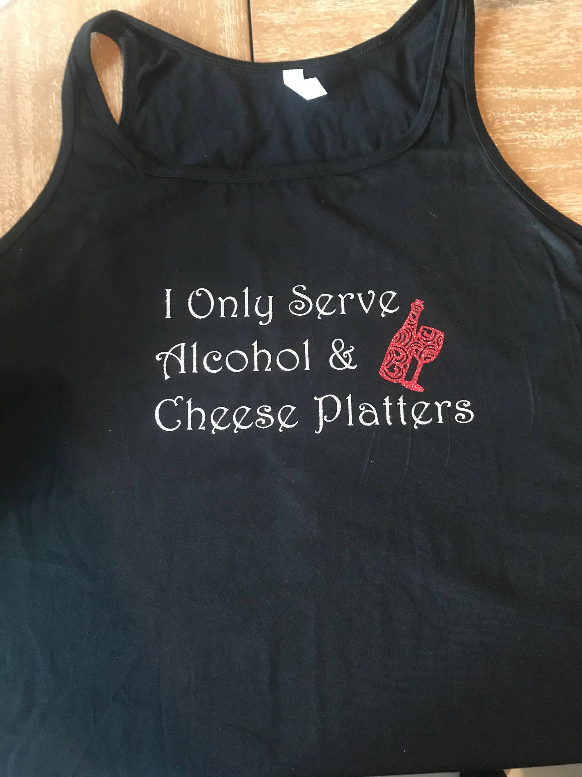 Ich Diene Nur Alkohol & Käse Platten Benutzerdefinierten Tank Ich Diene Nur Alkohol & Käse Platten Benutzerdefinierten Tank von AppelOfYourEye
