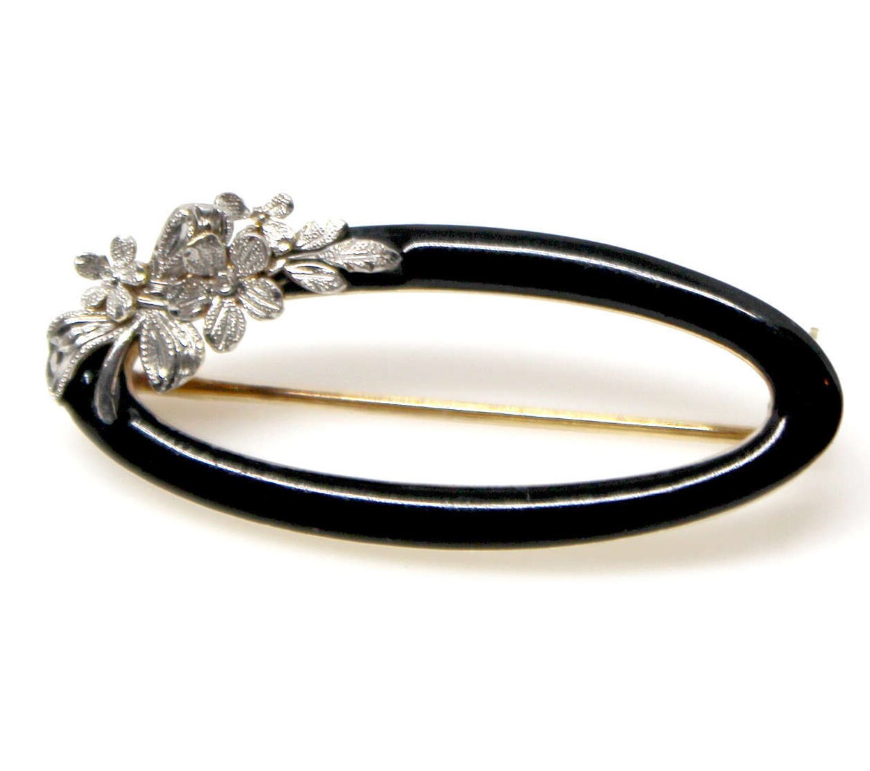 14K Gelbgold Anstecknadel Oval Mit Schwarz Weiß Emaillierter Blume Auf Eckbrosche von Appelblom