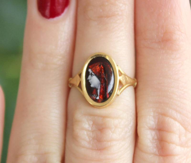 Ausverkauf Einzigartige Ring 18 K Gelbgold Kleine Emaille Lady Miniatur Vintage von Appelblom
