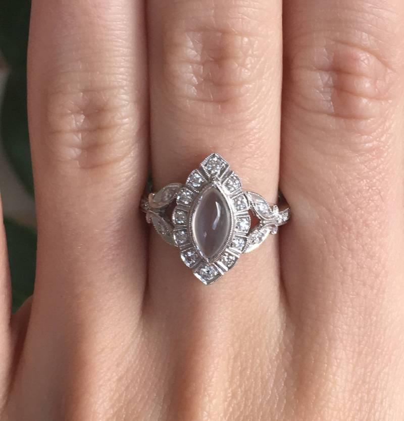 Verkauf 18K Weißgold Mondstein Und Diamant Beverley K Ring Vintage-Stil Art-Deco-Echter Stein von Appelblom