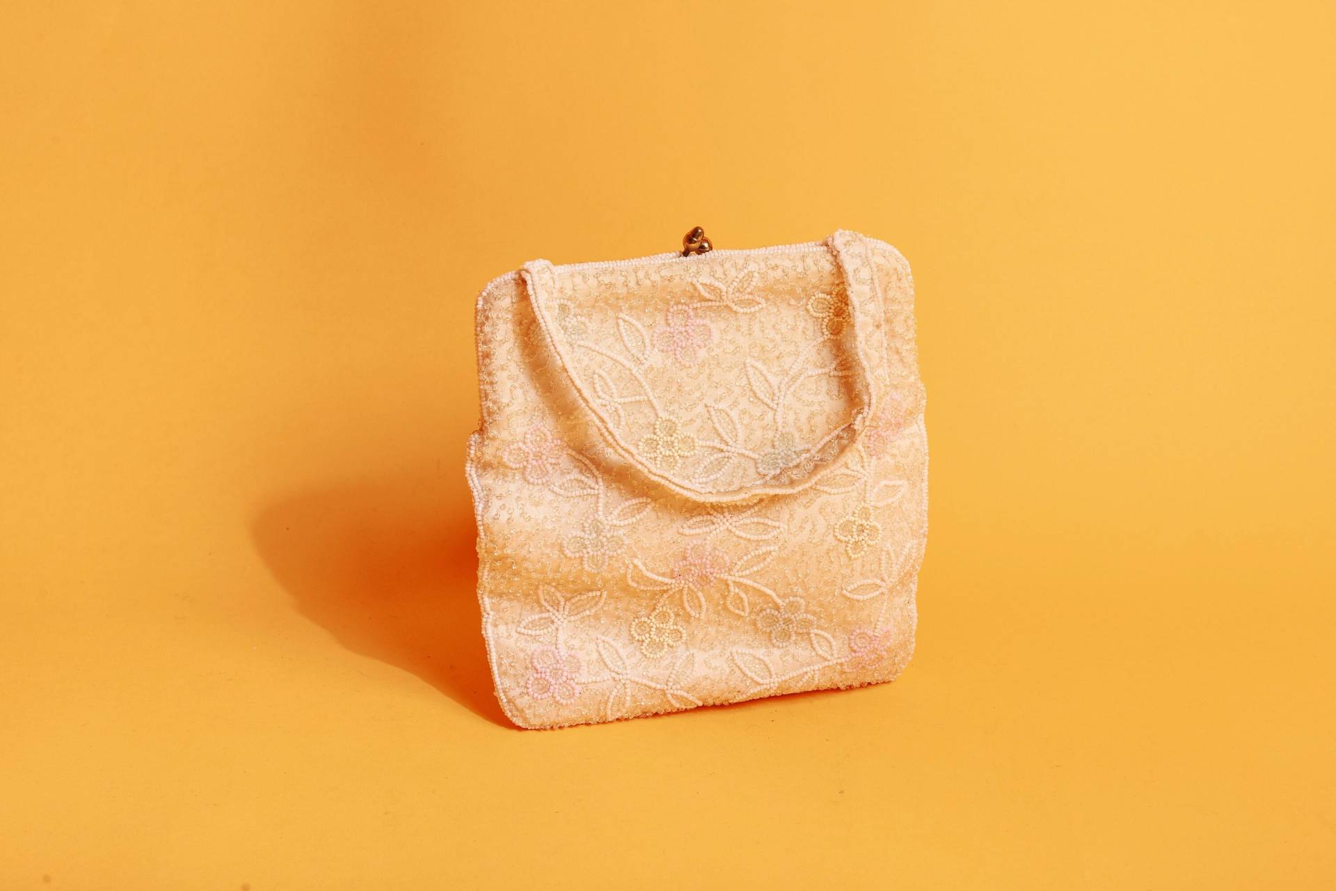 50S Hell Beige Pastell Blume Perlen Handtasche Vintage Zierliche Clutch von AppleBranchesVintage