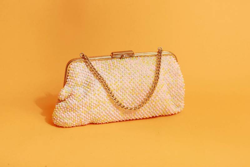 50S Weiß Pastell Perlen Geldbörse Vintage Bead Gold Kette Gewebter Henkel von BranchesVintage
