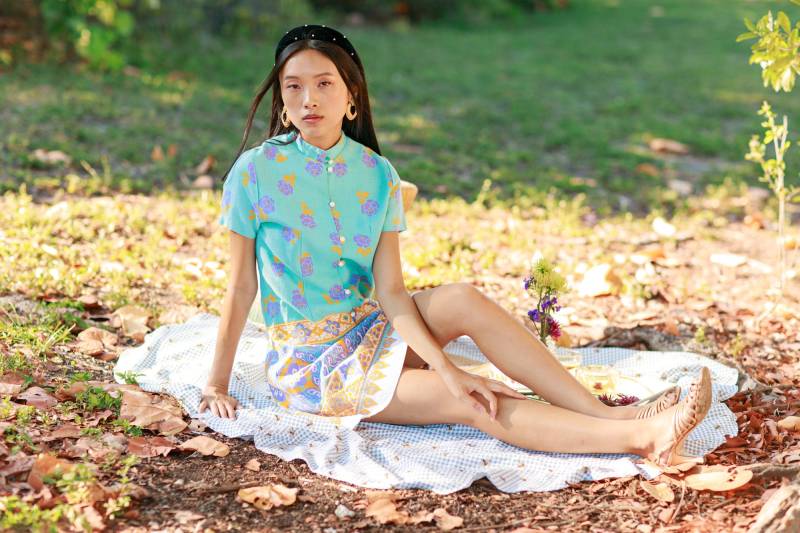 60S Blau Buntes Brokat Print Etuikleid Vintage Kurzarm Knopf Sommerkleid von BranchesVintage