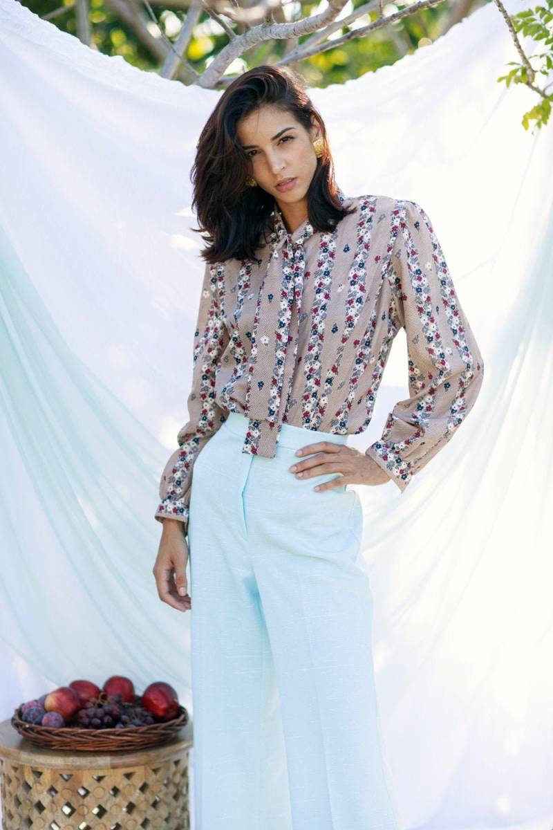 60Er Jahre Beige Herbst Floral Top Vintage Langarm Rosy Print Bluse von BranchesVintage