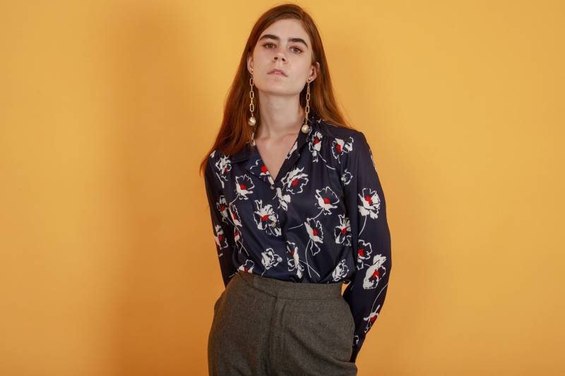 70Er Jahre Blau Blumen Langarm Top Weiße Strick Bluse Mit Knöpfen Und von BranchesVintage