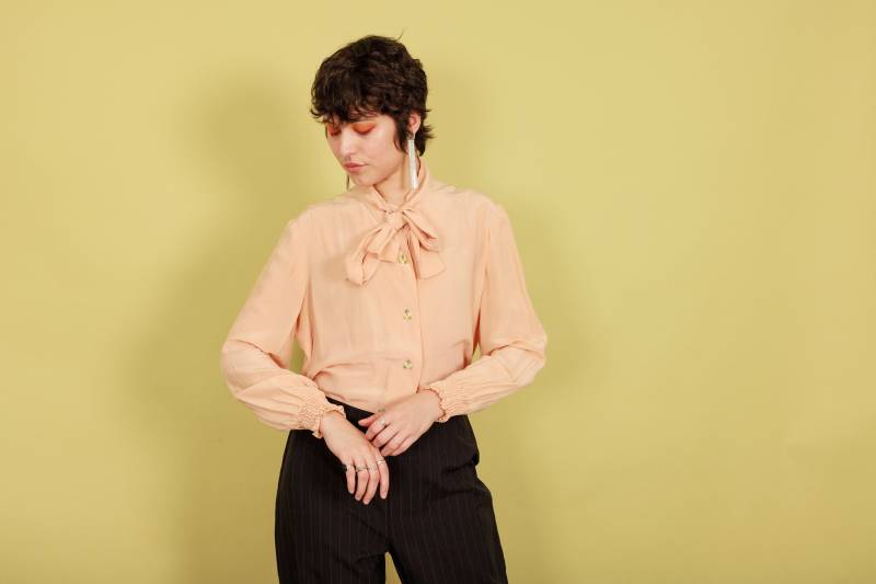 70Er Pfirsich Seide Gesmokt Bluse Vintage Blume Bestickte Schleife Elegant Top von BranchesVintage