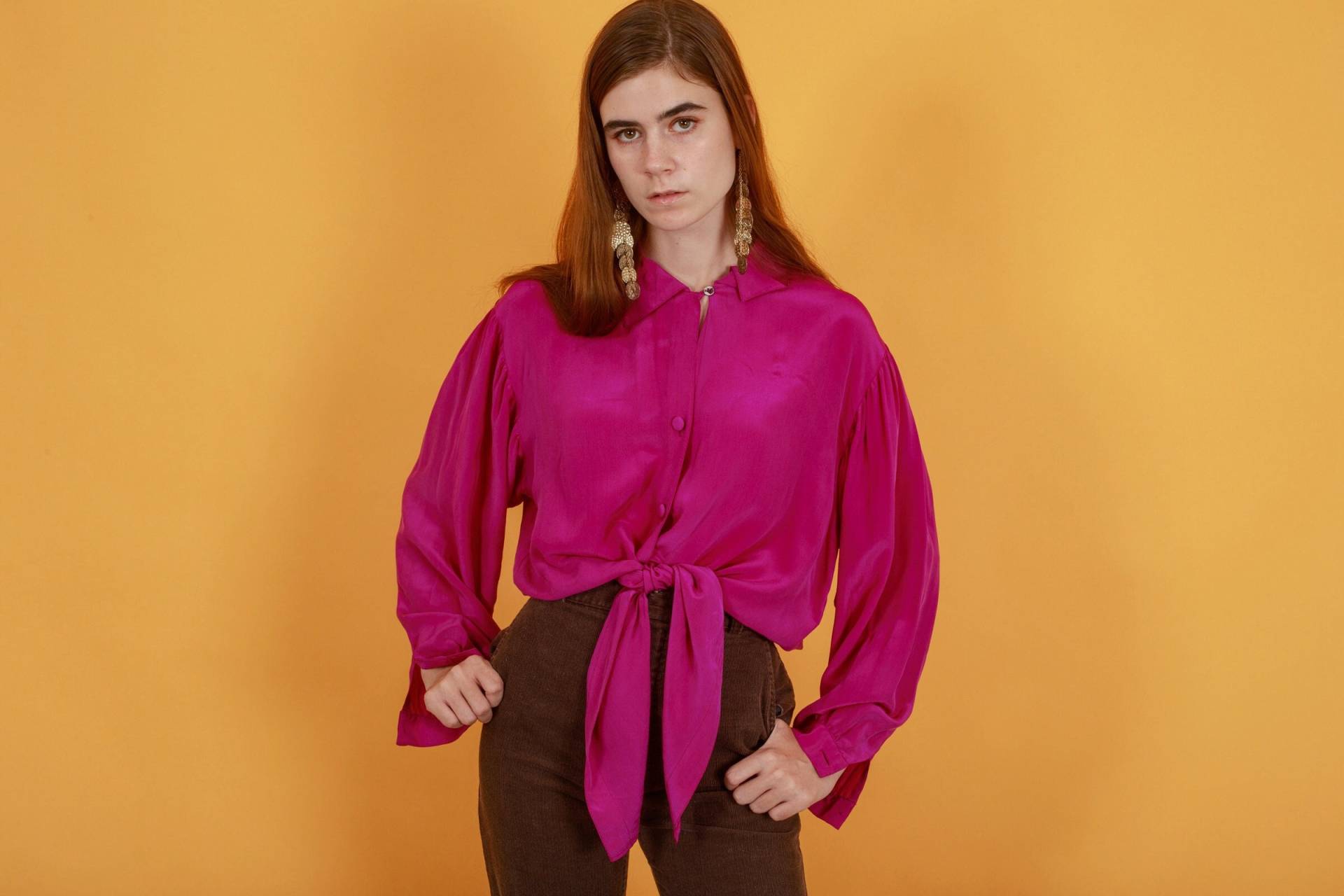 80Er Fuchsia Lila Krawatte Seidenbluse Vintage Button Down Oversize Top von AppleBranchesVintage